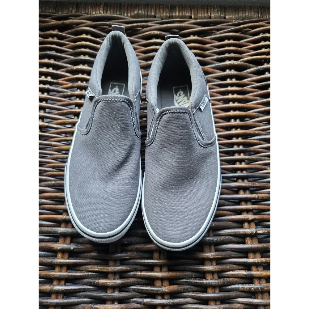 NEW VANS Youth SHOES Size 4. MCT0122